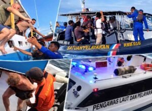 Kolase empat gambar yang memperlihatkan proses evakuasi penumpang menggunakan kapal penyelamat di perairan Labuan Bajo.