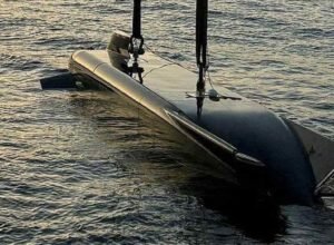 Kapal selam tanpa awak Ghost Shark Australia yang dirancang meluncurkan drone ALTIUS dan menyebarkan ranjau laut