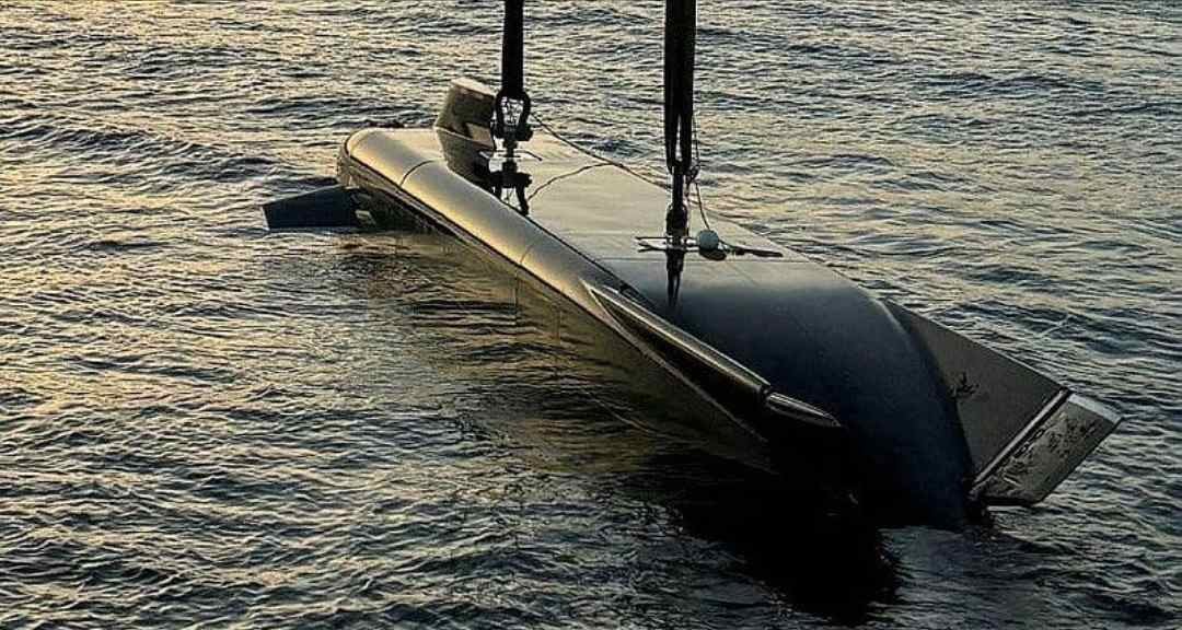 Kapal selam tanpa awak Ghost Shark Australia yang dirancang meluncurkan drone ALTIUS dan menyebarkan ranjau laut