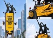 Greenpeace Bentangkan Spanduk Raksasa di Bundaran HI, Kritik Kinerja Pemerintah