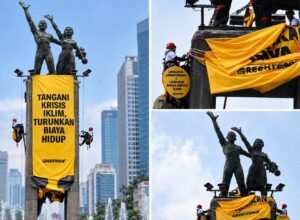 Greenpeace Bentangkan Spanduk Raksasa di Bundaran HI, Kritik Kinerja Pemerintah Greenpeace Indonesia membentangkan dua spanduk raksasa di Patung Selamat Datang, Bundaran HI, Jakarta.