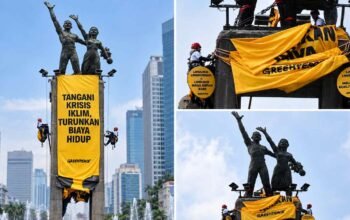Greenpeace Indonesia membentangkan dua spanduk raksasa di Patung Selamat Datang, Bundaran HI, Jakarta.