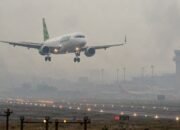 Ilustrasi pesawat memasuki Bandara SMB II Palembang saat kabut asap menurunkan jarak pandang hingga sekitar 500 meter.