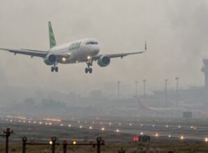 Ilustrasi pesawat memasuki Bandara SMB II Palembang saat kabut asap menurunkan jarak pandang hingga sekitar 500 meter.