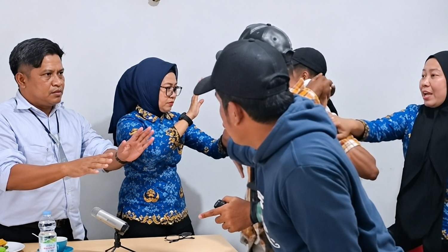 ridwan badallah didatangi simpatisan ridwan bae di kantor dinas pariwisata sultra