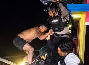 Polisi Gerebek Kampung Narkoba Makassar, 104 Diamankan, 94 Disebut Warga Luar Petugas kepolisian menggerebek kawasan Sapiria-Borta di Kecamatan Tallo, Makassar, pada 9 Oktober 2026.