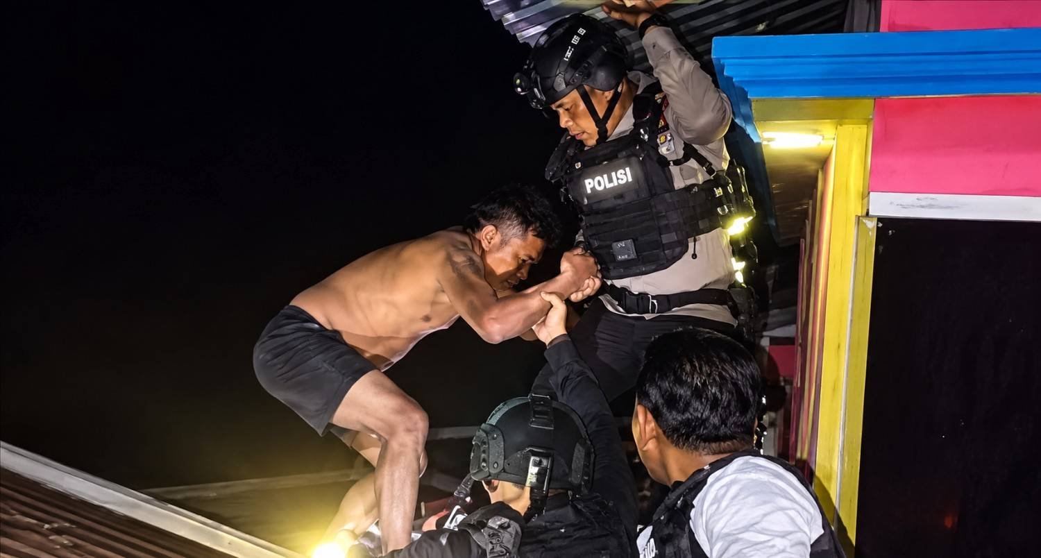 Petugas kepolisian menggerebek kawasan Sapiria-Borta di Kecamatan Tallo, Makassar, pada 9 Oktober 2026.