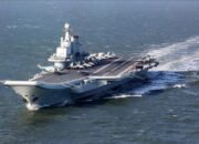 Kapal induk Liaoning CV-16 milik Angkatan Laut China berlayar di laut dengan pesawat tempur di geladaknya.