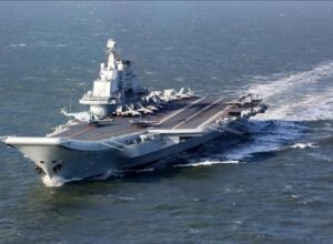 Kapal induk Liaoning CV-16 milik Angkatan Laut China berlayar di laut dengan pesawat tempur di geladaknya.