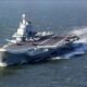 Kapal induk Liaoning CV-16 milik Angkatan Laut China berlayar di laut dengan pesawat tempur di geladaknya.