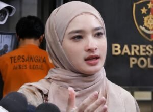 Buntut Kasus CCTV Inara Rusli, Mantan Sopir Ditahan, Dugaan Dalang Mencuat Inara Rusli dalam pemberitaan kasus CCTV yang menyeret mantan sopirnya sebagai tersangka dugaan akses ilegal.