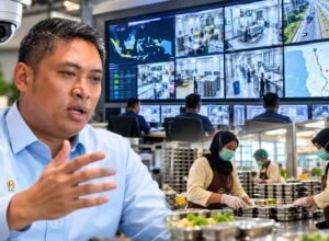 Kepala BGN Sudaryono dengan ilustrasi pusat pemantauan CCTV dan aktivitas dapur Makan Bergizi Gratis.