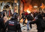 Kerusuhan Barcelona 2026, polisi menghadapi massa di tengah kebakaran dan kerusakan pertokoan