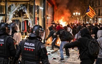 Kerusuhan Barcelona 2026, polisi menghadapi massa di tengah kebakaran dan kerusakan pertokoan