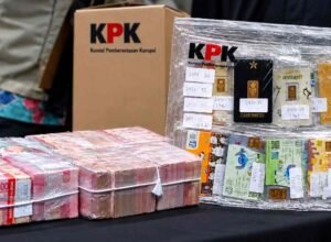 Kilas OTT BNPB: Barang Bukti Tembus Rp5,47 Miliar, KPK Sita Emas hingga Kripto Ilustrasi barang bukti OTT BNPB berupa tumpukan uang tunai dan emas yang diamankan KPK dalam kasus dugaan korupsi dana bencana.