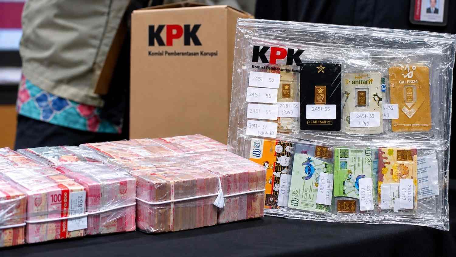 Ilustrasi barang bukti OTT BNPB berupa tumpukan uang tunai dan emas yang diamankan KPK dalam kasus dugaan korupsi dana bencana.