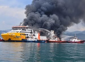 KMP Batumandi Terbakar di Merak, 420 Orang Tercatat Dievakuasi KMP Batumandi terbakar di perairan Merak, Banten, sebelum ratusan penumpang berhasil dievakuasi