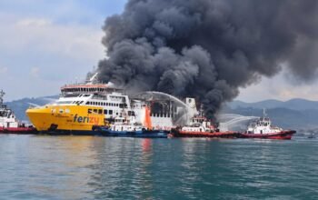 KMP Batumandi terbakar di perairan Merak, Banten, sebelum ratusan penumpang berhasil dievakuasi