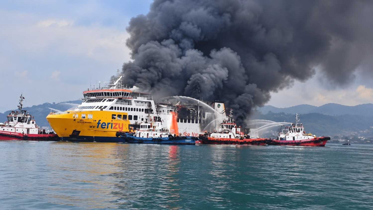 KMP Batumandi terbakar di perairan Merak, Banten, sebelum ratusan penumpang berhasil dievakuasi