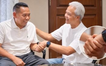 Ilustrasi Tukul Arwana bersama Ganjar Pranowo dengan sorotan genggaman tangan saat pemulihan pascastroke