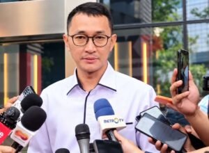 KPK Sita Uang di Dinkes Madiun, Pengembangan Kasus Maidi Belum Tetapkan Tersangka Baru Juru Bicara KPK Budi Prasetyo memberikan keterangan kepada wartawan terkait pengembangan kasus Maidi.