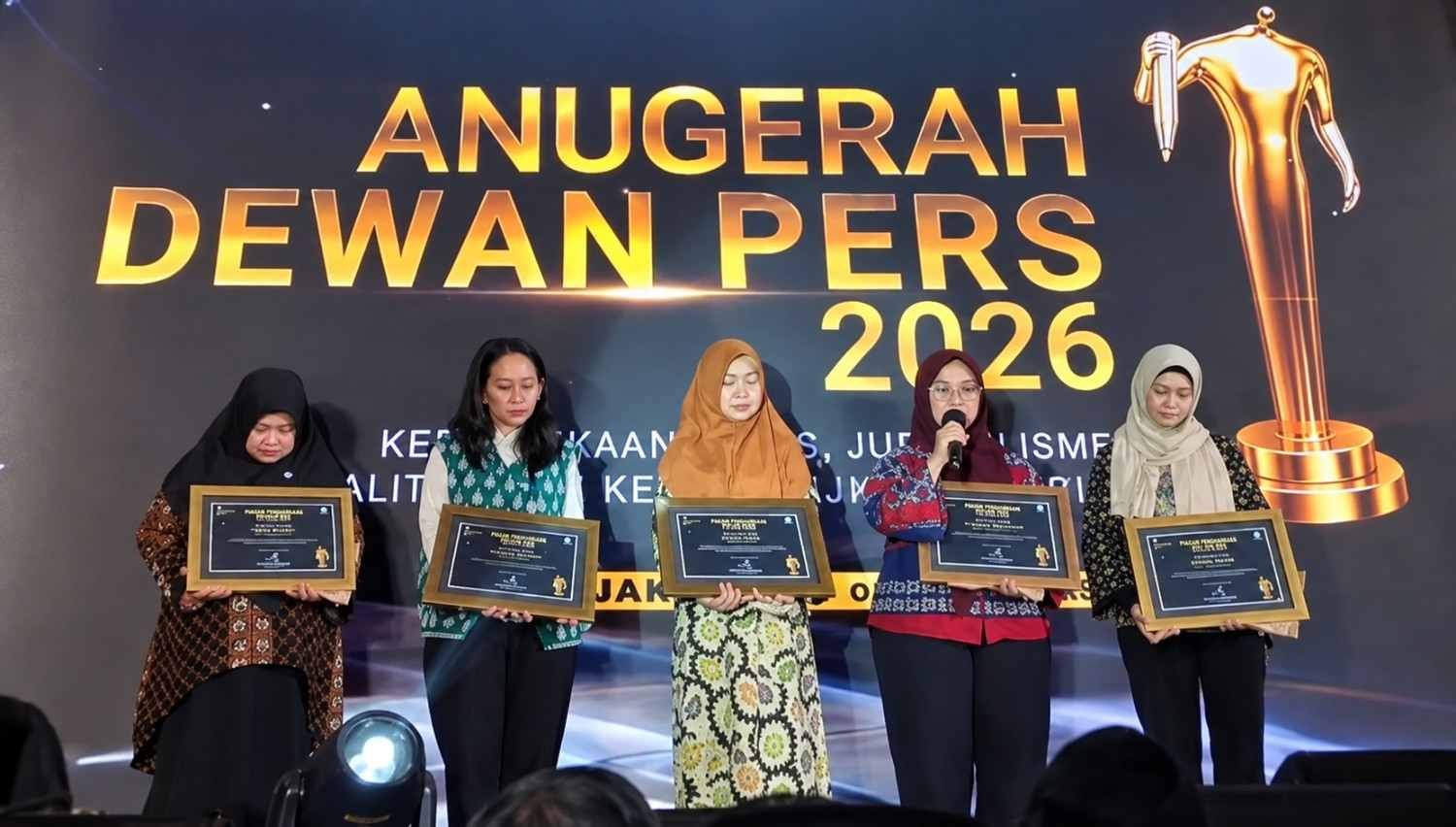 lima istri jurnalis menerima penghargaan anugerah dewan pers 2026