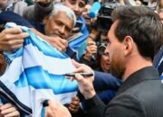 Lionel Messi menandatangani jersey Argentina saat menghadiri rangkaian Princess of Asturias Awards 2026 di Oviedo, Spanyol.
