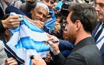 Lionel Messi menandatangani jersey Argentina saat menghadiri rangkaian Princess of Asturias Awards 2026 di Oviedo, Spanyol.