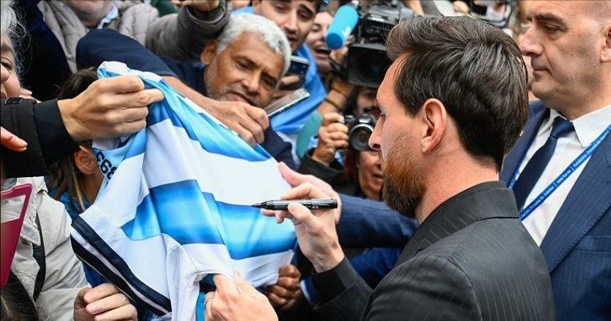 Lionel Messi menandatangani jersey Argentina saat menghadiri rangkaian Princess of Asturias Awards 2026 di Oviedo, Spanyol.
