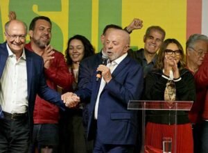 Lula da Silva Menang Lagi di Brasil, Balikkan Ketertinggalan 2,2 Juta Suara Lula da Silva merayakan kemenangan Pilpres Brasil 2026 setelah mengalahkan Flavio Bolsonaro pada putaran kedua.