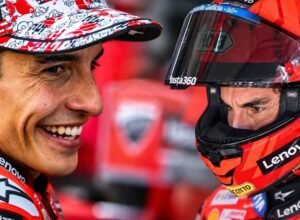 Ilustrasi Marc Marquez mengenakan seragam Ducati dan helm balap setelah gagal meraih podium MotoGP Mandalika 2026.