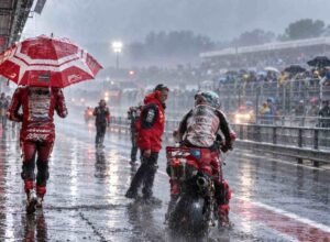 MotoGP Australia 2026 batal akibat cuaca buruk di Phillip Island setelah helikopter medis tidak dapat beroperasi.