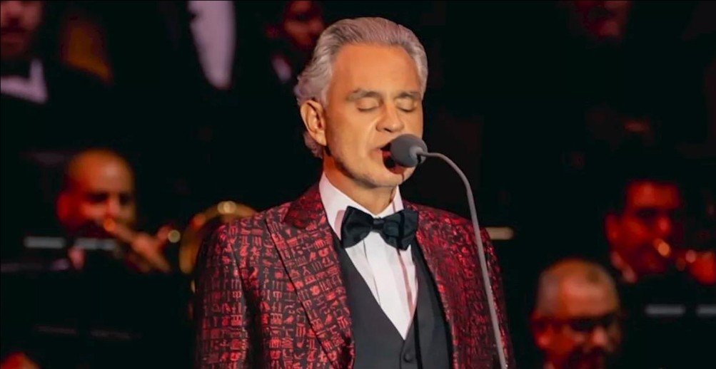 Penyanyi tenor berjas merah tampil di panggung, ilustrasi berita MUI menolak konser Andrea Bocelli di Indonesia.