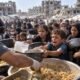Warga Palestina mengantre bantuan makanan di Jalur Gaza saat WFP memangkas bantuan pangan akibat kekurangan dana