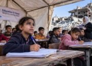anak-anak gaza mengikuti pembelajaran sementara di tengah kerusakan gedung sekolah