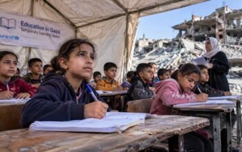 anak-anak gaza mengikuti pembelajaran sementara di tengah kerusakan gedung sekolah