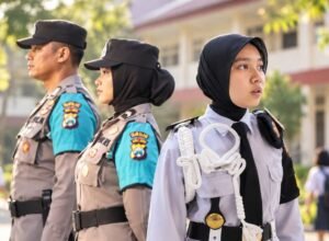 Lawan Bullying, Jatim Turunkan Polisi ke Sekolah, Jakarta Libatkan Siswa Polisi Jogo Sekolah Polda Jatim dan Polisi Siswa Polda Metro Jaya dalam upaya pencegahan perundungan.