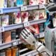 Robot humanoid HIVE Robots menjalani pengujian pengisian rak barang di supermarket Føtex, Denmark, pada 2026