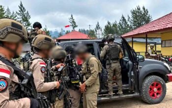 Personel Satgas Damai Cartenz dalam ilustrasi penangkapan buronan kasus pembakaran camp PT Unggul di Kabupaten Puncak, Papua Tengah.