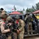 Personel Satgas Damai Cartenz dalam ilustrasi penangkapan buronan kasus pembakaran camp PT Unggul di Kabupaten Puncak, Papua Tengah.