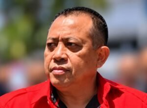 Eks Kadis ESDM Jatim Didakwa Terima Rp4,09 Miliar, Jaksa Siapkan 221 Saksi Aris Mukiyono, mantan Kepala Dinas ESDM Jawa Timur, yang didakwa menerima Rp4,09 miliar dalam kasus dugaan korupsi perizinan.