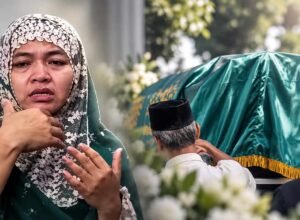 Siswa SD Pemalang Meninggal, Polisi Periksa 6 Saksi Dugaan Perundungan Ilustrasi ibu siswa SD Pemalang dan suasana pemakaman terkait dugaan perundungan