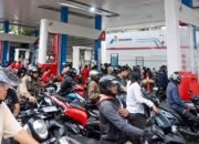 Kendaraan mengantre untuk membeli BBM di salah satu SPBU Bali pada Oktober 2026.