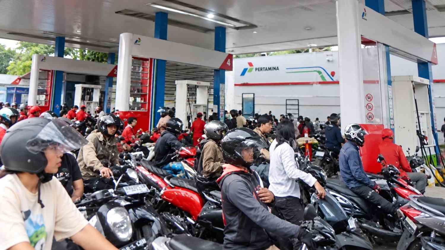 Kendaraan mengantre untuk membeli BBM di salah satu SPBU Bali pada Oktober 2026.