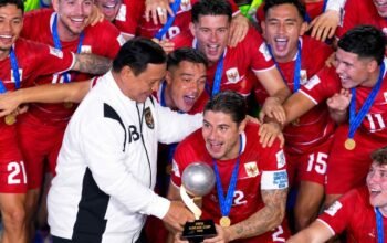 Prabowo menyerahkan trofi saat Timnas Indonesia juara FIFA ASEAN Cup 2026