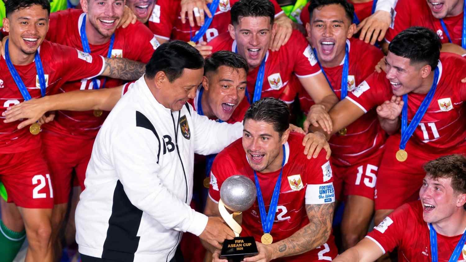 Prabowo menyerahkan trofi saat Timnas Indonesia juara FIFA ASEAN Cup 2026