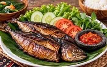 Ikan asap matang yang disajikan bersama sayuran sebagai ilustrasi cara aman mengonsumsi ikan asap.