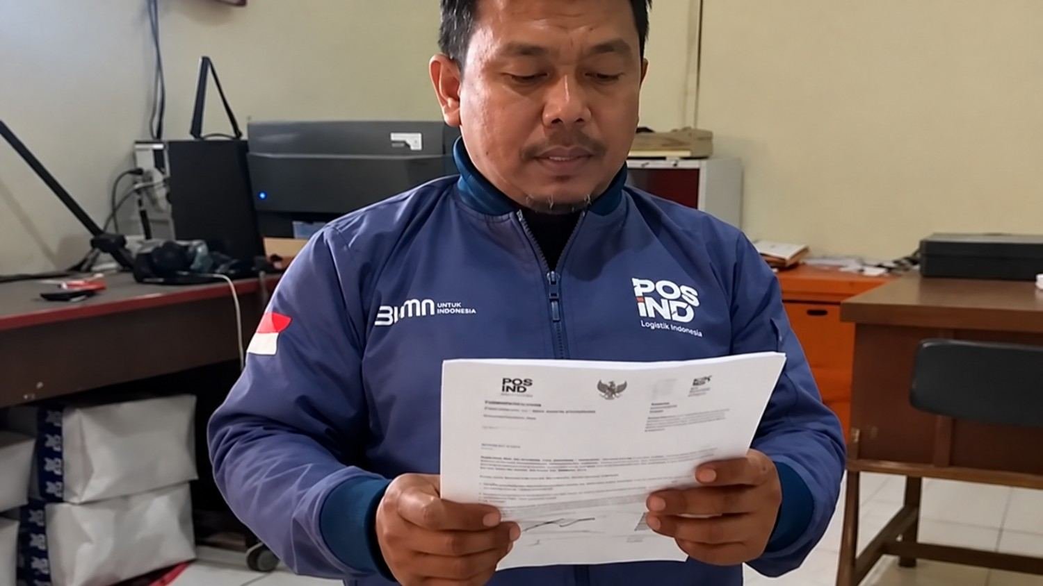 Pria berseragam PosIND dalam video terkait surat MA ke Bupati Gowa